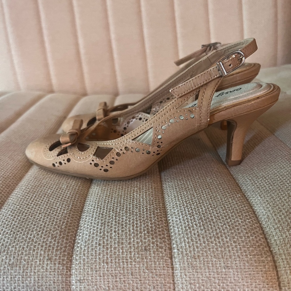 Elegant Vintage Easy Street Tan Heels